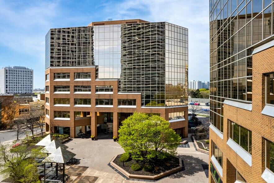 2005 Sheppard Ave E, Toronto, ON à louer - Photo du bâtiment - Image 2 de 7