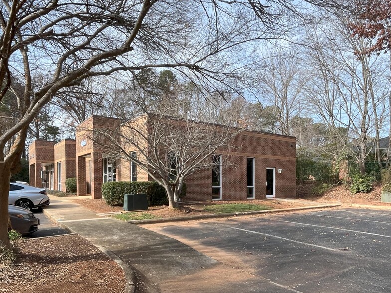 114-120 New Edition Ct, Cary, NC for lease - Building Photo - Image 1 of 8