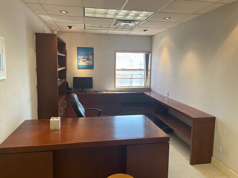 5824 64th St, Maspeth, NY à vendre - Photo intérieure - Image 2 de 5