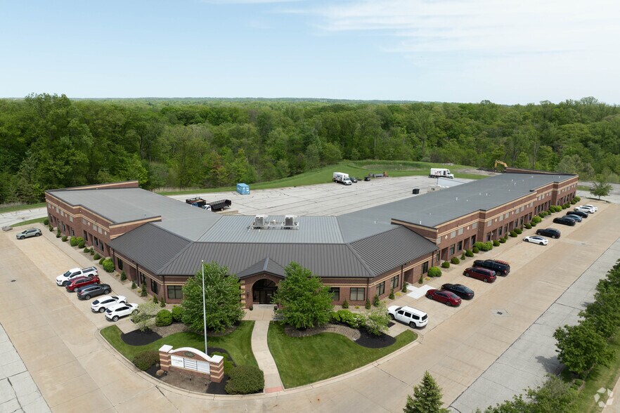 7401 First Pl, Oakwood Village, OH à louer - Photo du bâtiment - Image 2 de 5