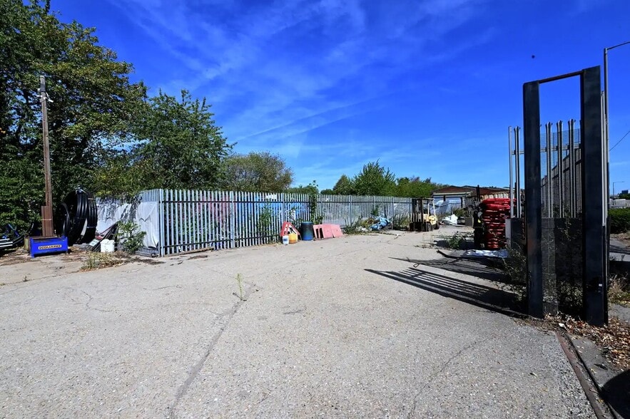 1160 Mollison Ave, Enfield for lease - Building Photo - Image 3 of 6