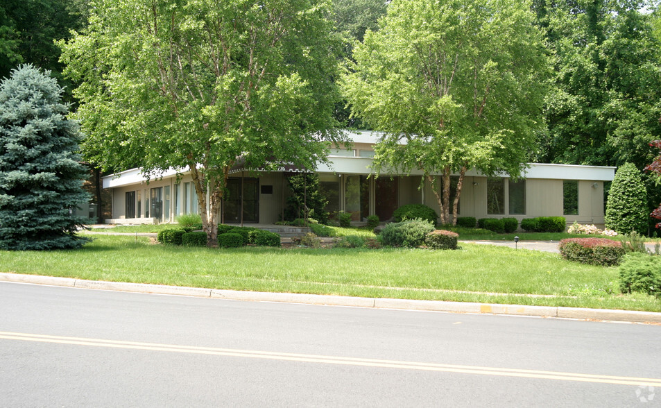 1776 Old Meadow Rd, McLean, VA à vendre - Photo du bâtiment - Image 3 de 12