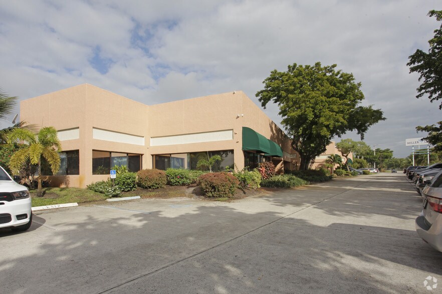 5701-5775 N Andrews Way, Fort Lauderdale, FL à louer - Photo du bâtiment - Image 3 de 5