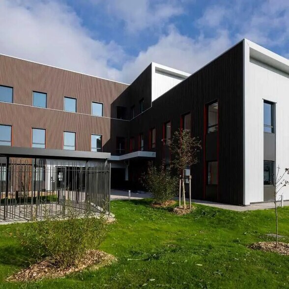 Office in Montluel for lease - Building Photo - Image 3 of 9