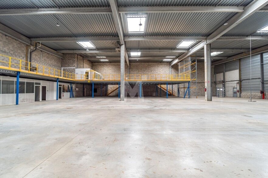 Industrial in Combs-la-Ville for lease - Building Photo - Image 3 of 14