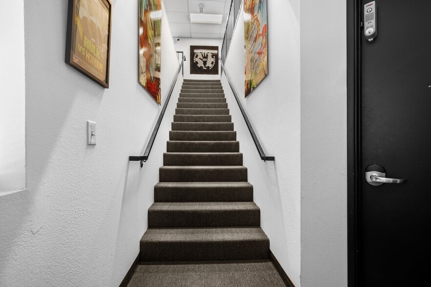 2725 W Burbank Blvd, Burbank, CA for lease - Interior Photo - Image 3 of 10