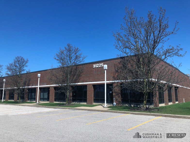31225 Bainbridge Rd, Solon, OH à louer - Photo du bâtiment - Image 1 de 1