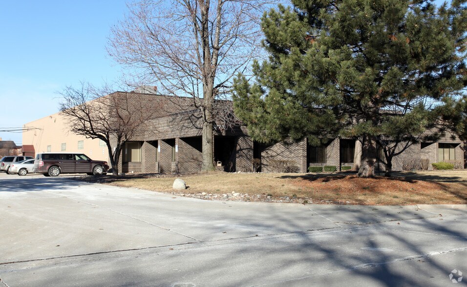 31701 Research Park Dr, Madison Heights, MI à louer - Photo du bâtiment - Image 2 de 8