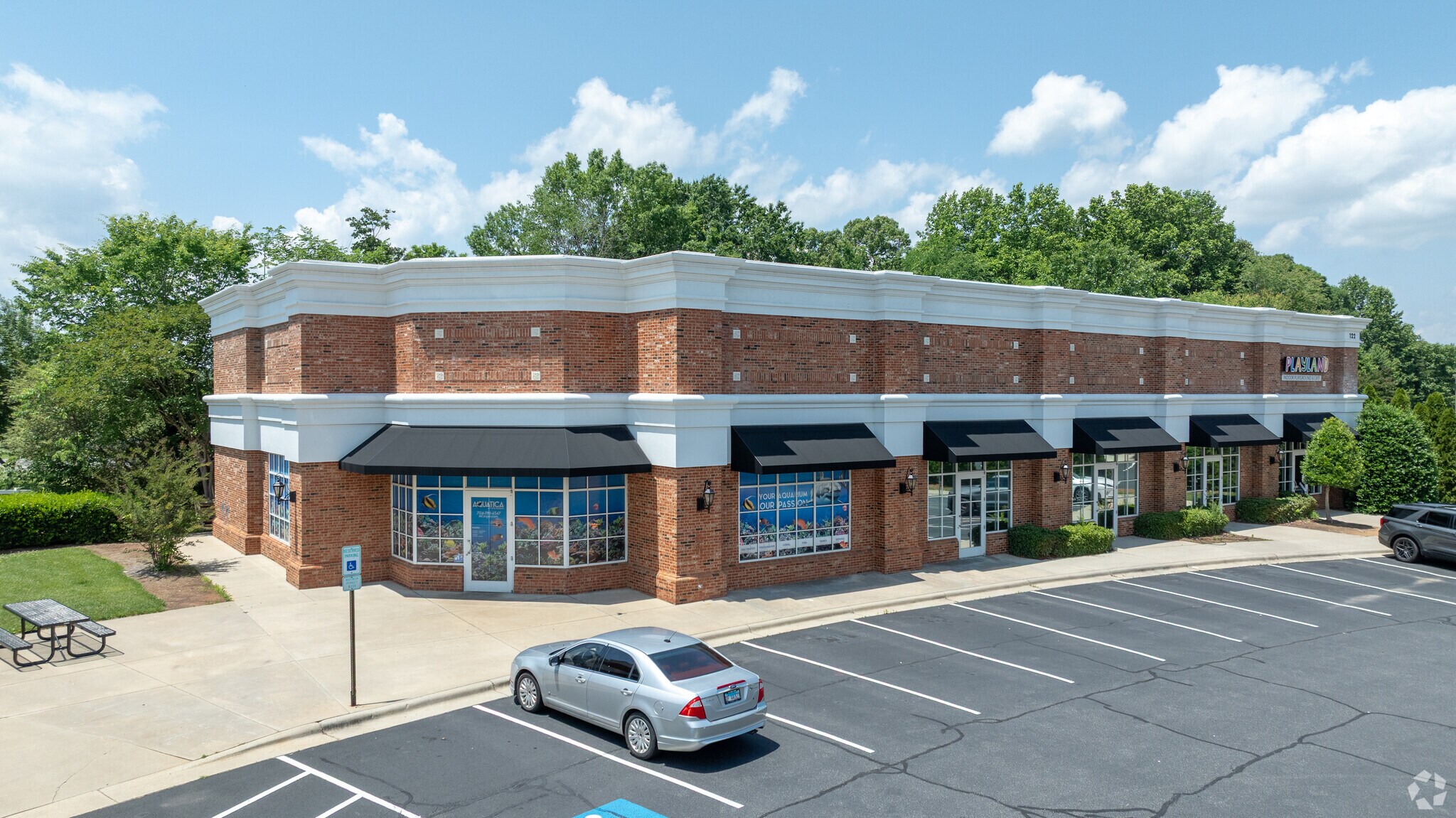 122 Trade Ct, Mooresville, NC for sale Primary Photo- Image 1 of 1