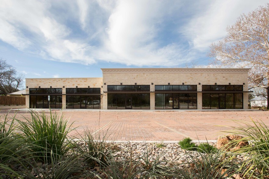 805 W Main St, Fredericksburg, TX for lease - Building Photo - Image 2 of 3