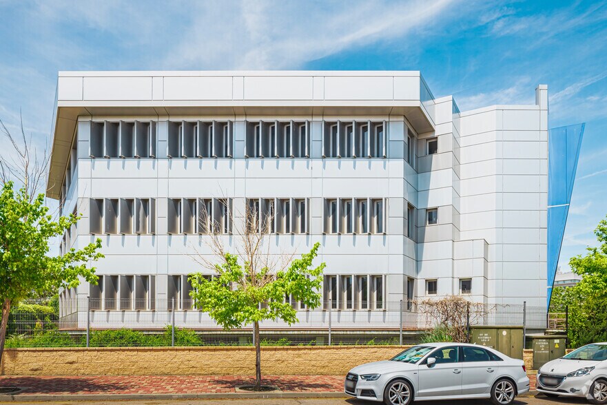 Office in Leganés, Madrid for sale - Primary Photo - Image 1 of 33