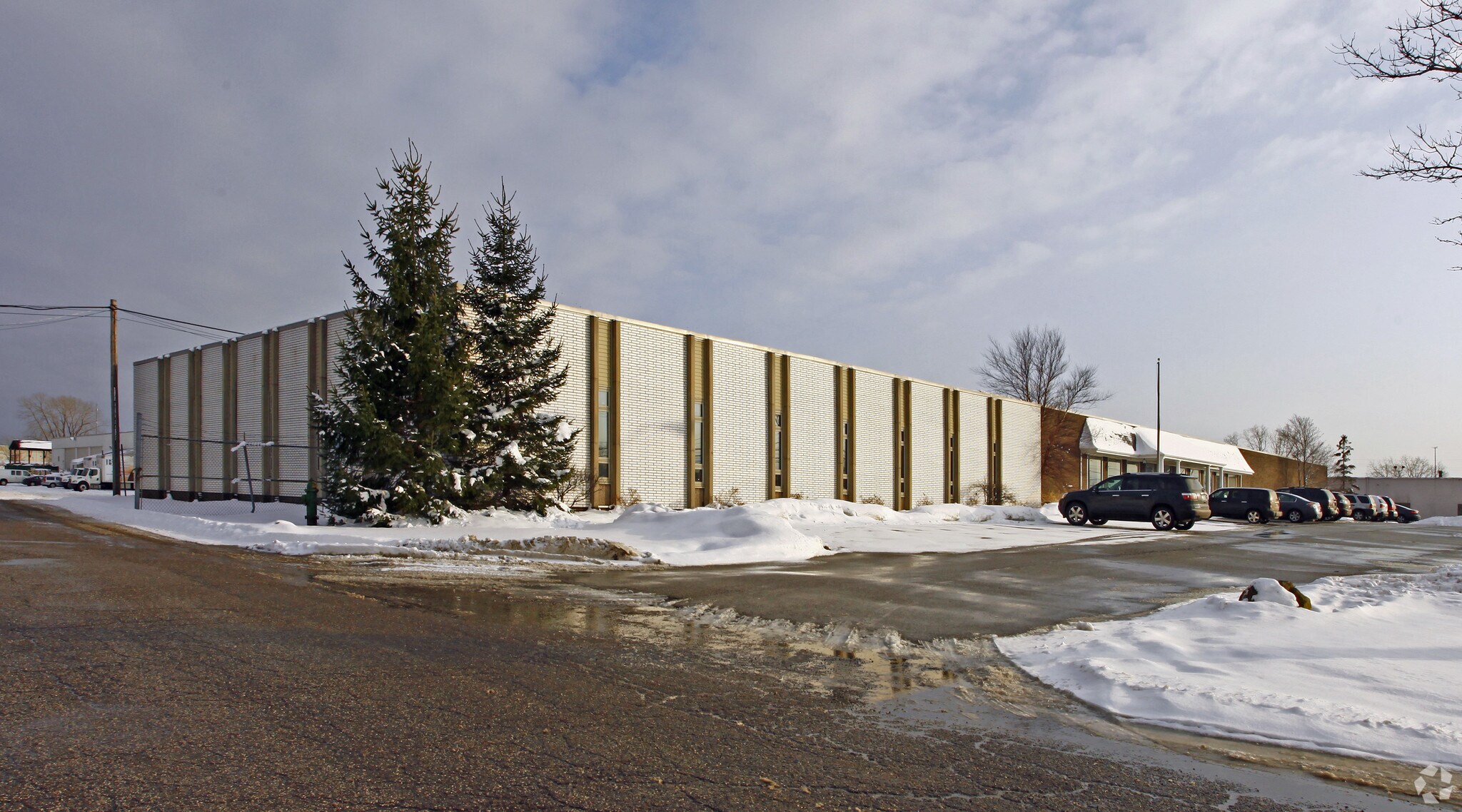 5111 Richmond Rd, Bedford Heights, OH à louer Photo du bâtiment- Image 1 de 5