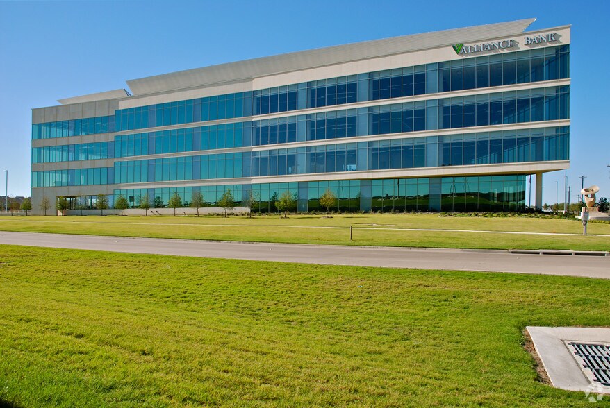 5900 S Lake Forest Dr, McKinney, TX à louer - Photo du bâtiment - Image 2 de 16