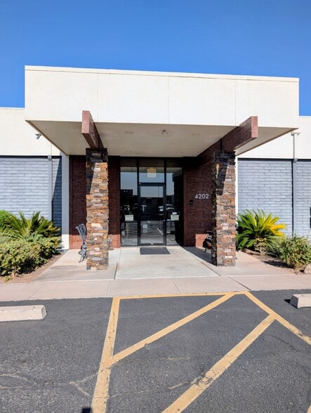 4202 E Raymond St, Phoenix, AZ à vendre - Photo du bâtiment - Image 2 de 14