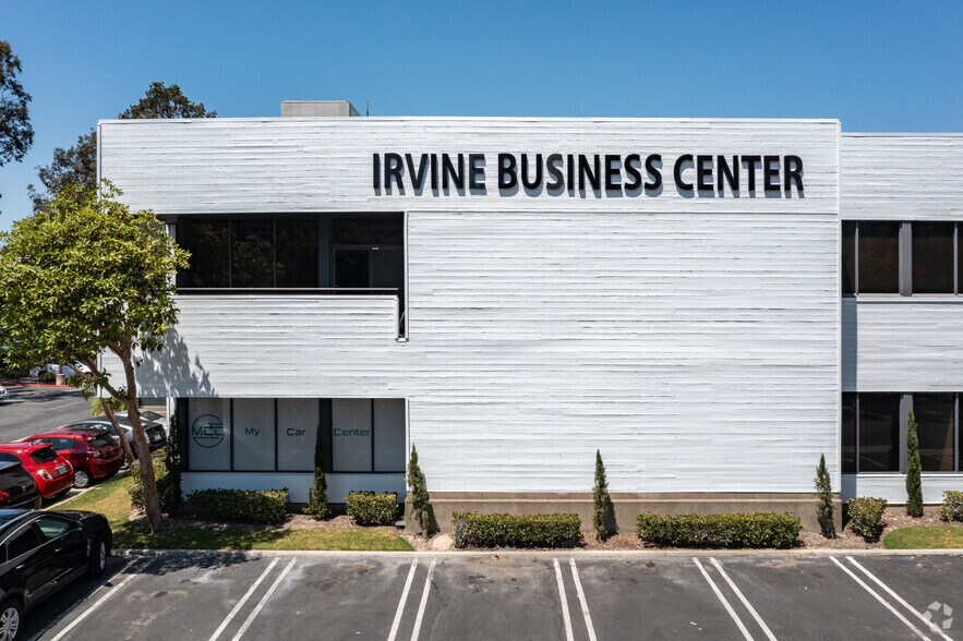 2091-2101 Business Center Dr, Irvine, CA à louer - Photo du bâtiment - Image 2 de 14