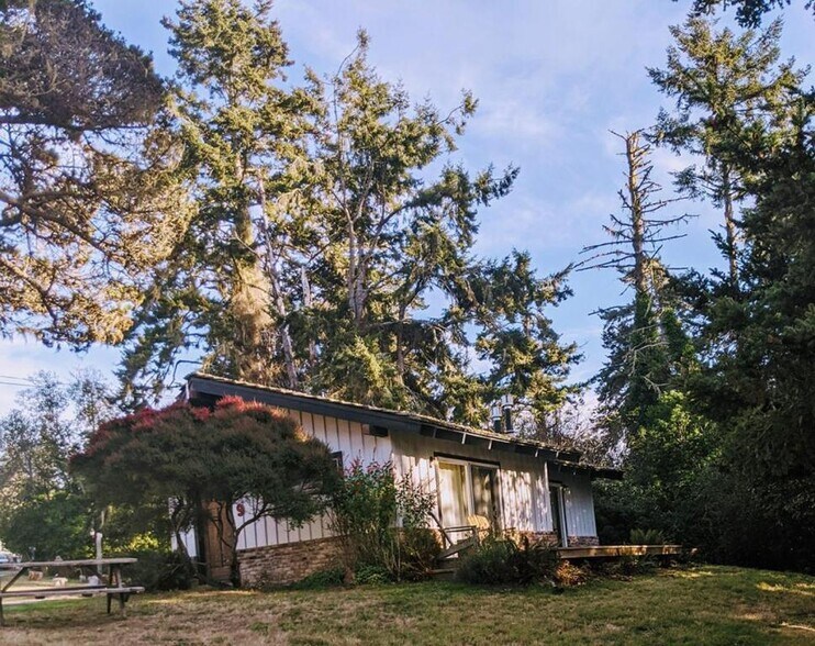 6051 N Highway 1, Little River, CA à vendre - Photo du bâtiment - Image 2 de 5
