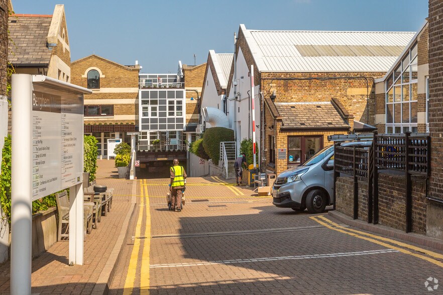 Blythe Rd, Londres à louer - Photo du bâtiment - Image 2 de 8