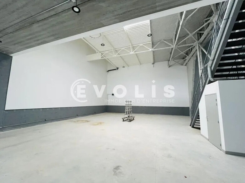 Office in Vaux-le-Pénil for lease - Interior Photo - Image 2 of 4
