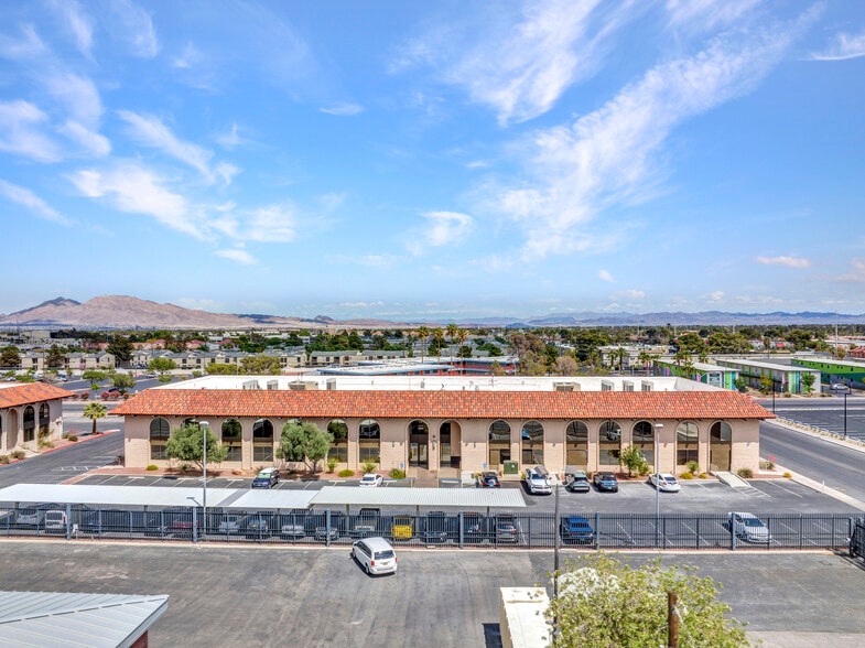 La Plaza Business Center portfolio of 3 properties for sale on LoopNet.ca - Building Photo - Image 2 of 12