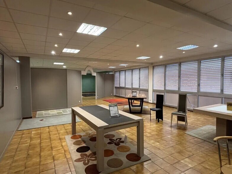 Retail in Aubagne for lease - Interior Photo - Image 3 of 6