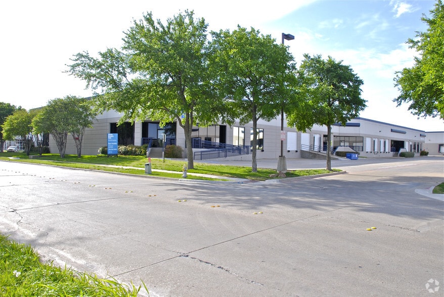 2552 Summit Ave, Plano, TX à louer - Photo du bâtiment - Image 3 de 8
