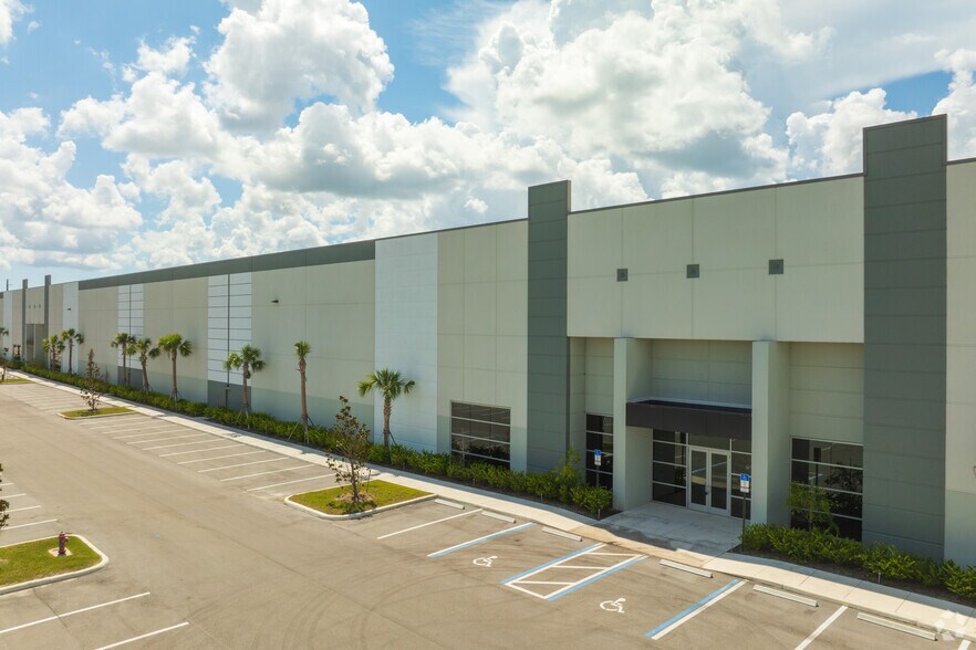 6937 Ltc Pky, Port Saint Lucie, FL à vendre - Photo du bâtiment - Image 3 de 14