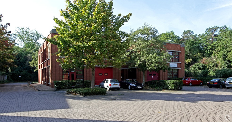 Fleming Way, Isleworth à louer - Photo du bâtiment - Image 1 de 7