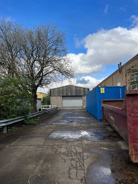 119 Provost Way, Luton à louer - Photo du bâtiment - Image 2 de 3