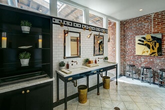 3921 W Jefferson Blvd, Los Angeles, CA à louer Photo intérieure- Image 1 de 39