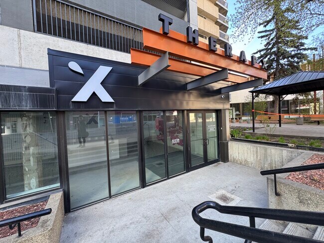 Plus de détails pour 10049 103rd St NW, Edmonton, AB - Commerce de détail à louer