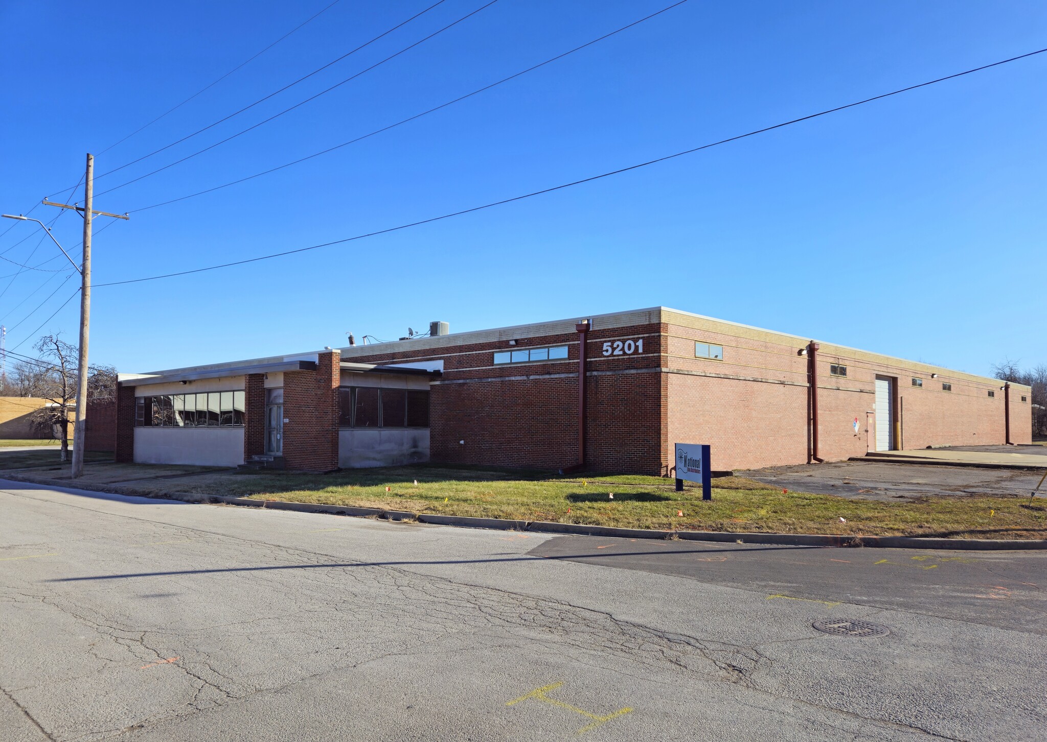 5200 & 5203 E 59th Street portefeuille de 2 propriétés à vendre sur LoopNet.ca Photo principale- Image 1 de 13