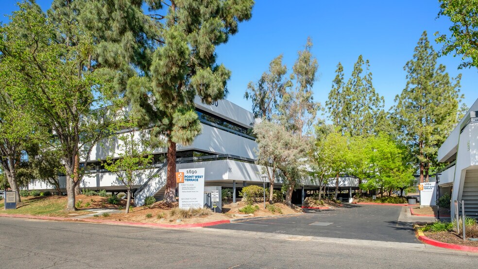 1680 W Shaw Ave, Fresno, CA à louer - Photo du bâtiment - Image 2 de 5