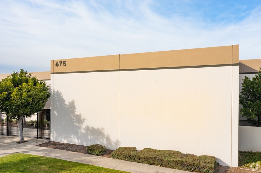 475 W Manville St, Compton, CA for lease - Primary Photo - Image 1 of 5