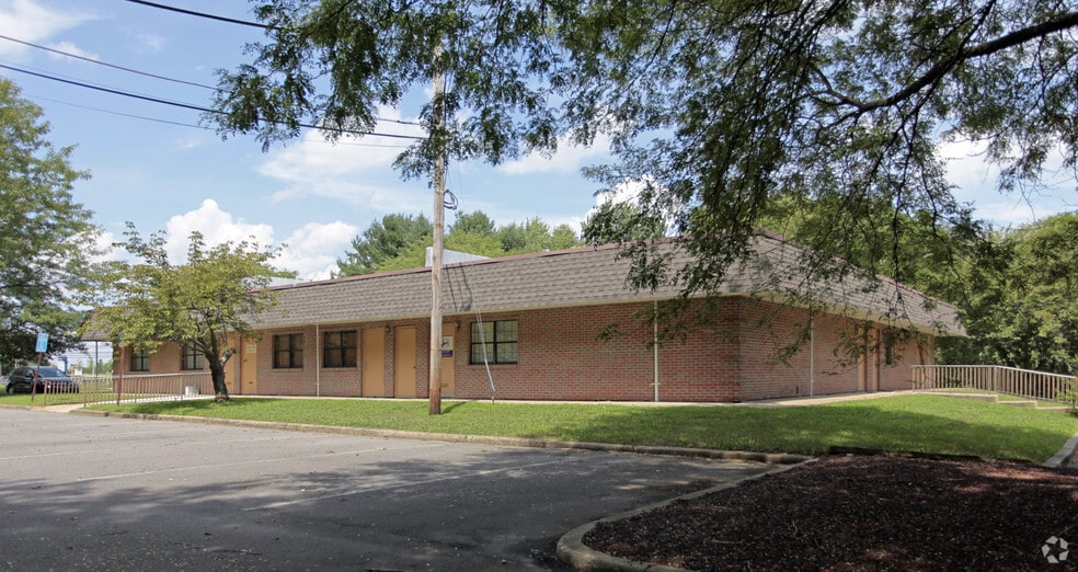 1000 W Main St, Freehold, NJ à louer - Photo du bâtiment - Image 2 de 11