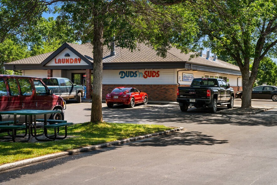 2 Iconic Bozeman Businesses portefeuille de 2 propriétés à vendre sur LoopNet.ca - Photo du bâtiment - Image 2 de 128