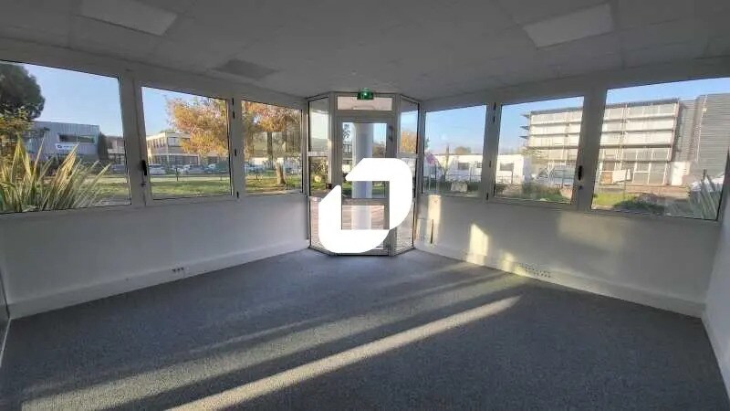 Office in Mérignac for lease - Interior Photo - Image 2 of 11