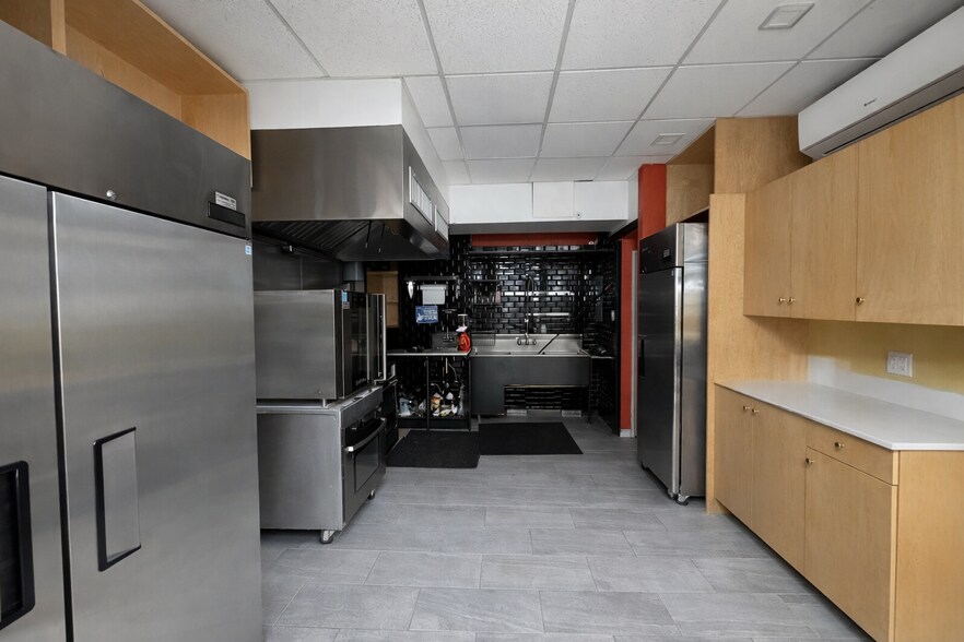 676 Nostrand Ave, Brooklyn, NY à louer - Photo du bâtiment - Image 3 de 4