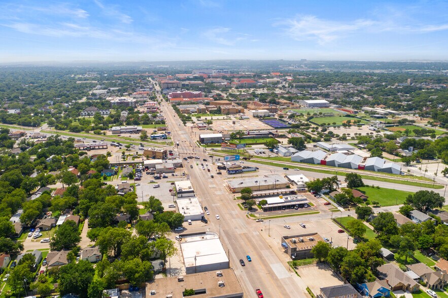 1715-1721 W Berry St, Fort Worth, TX à louer - Photo du bâtiment - Image 3 de 9