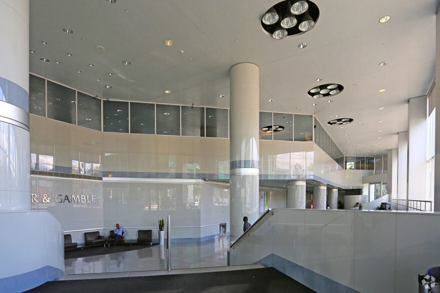 4711 Yonge St, Toronto, ON à louer - Photo du bâtiment - Image 2 de 2