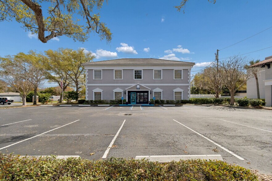 575 Indian Rocks Rd N, Belleair Bluffs, FL à louer - Photo du bâtiment - Image 2 de 35