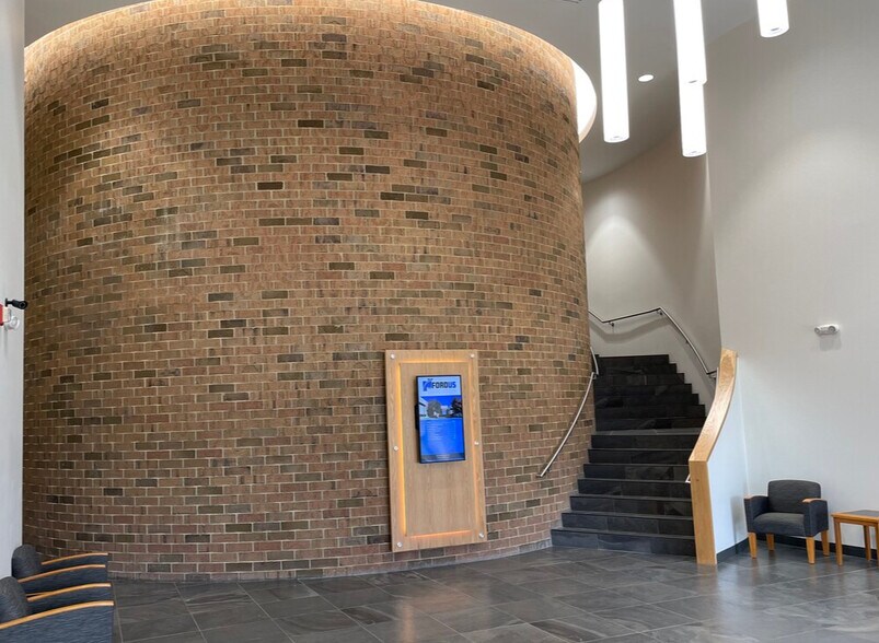 480 W Dussel Dr, Maumee, OH à louer - Hall d’entrée - Image 2 de 6