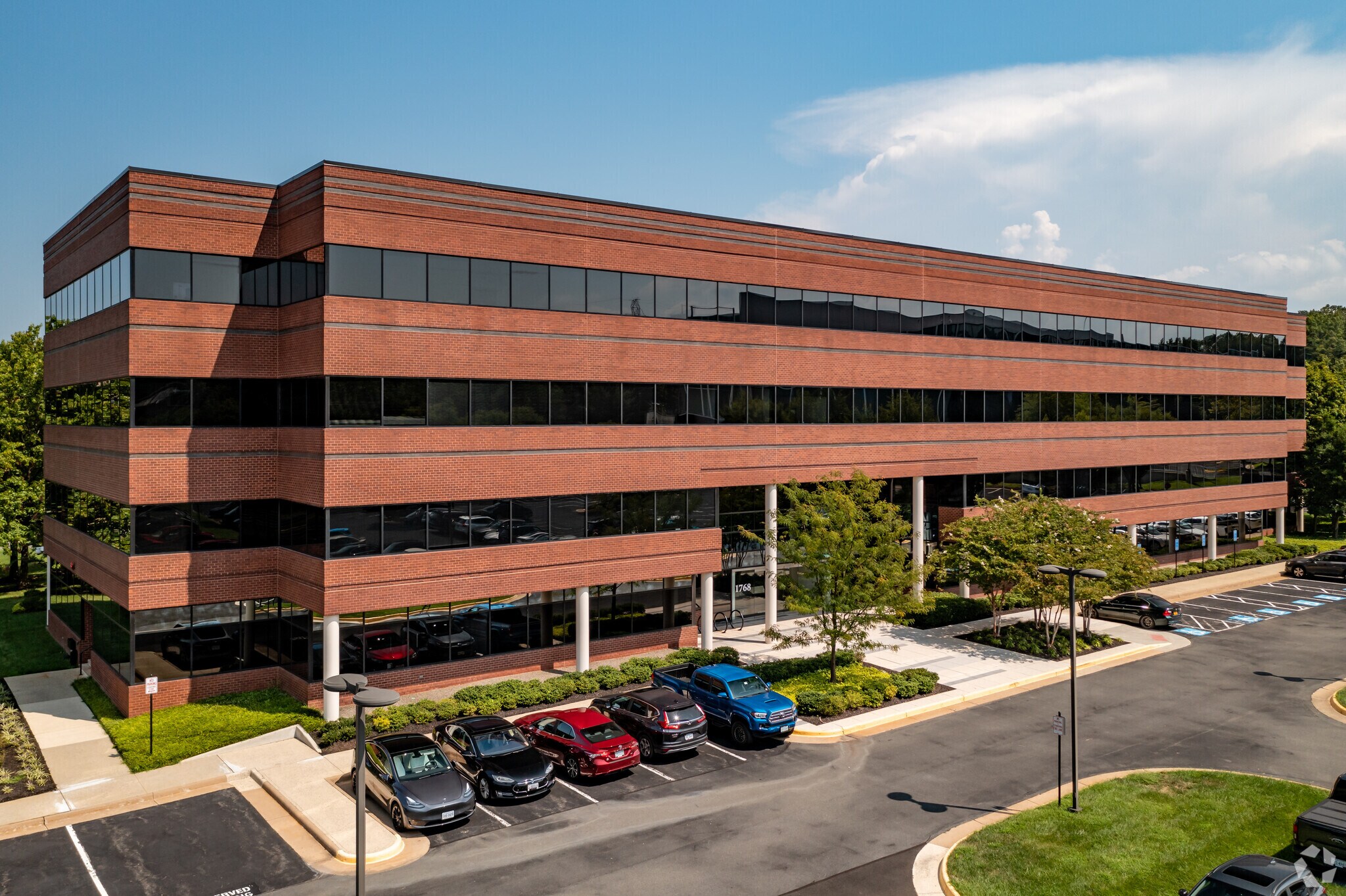 1768 Business Center Dr, Reston, VA à louer Photo du bâtiment- Image 1 de 8