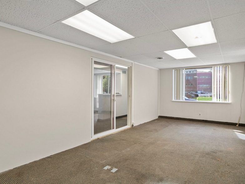 68 Westfield St, West Springfield, MA for sale - Building Photo - Image 2 of 9