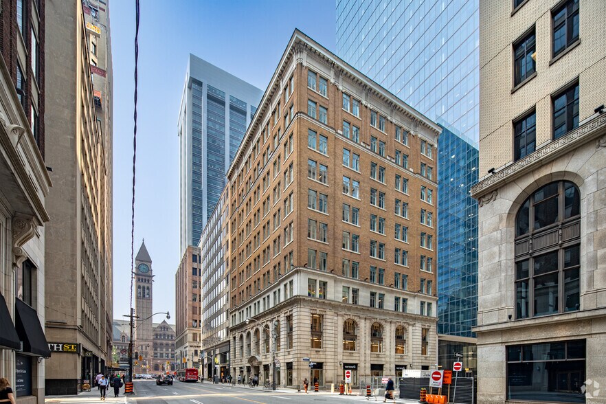 353-359 Bay St, Toronto, ON for lease - Primary Photo - Image 1 of 9