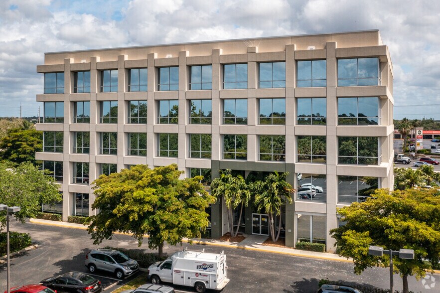 1777 Tamiami Trl, Port Charlotte, FL à louer - Photo du bâtiment - Image 2 de 9