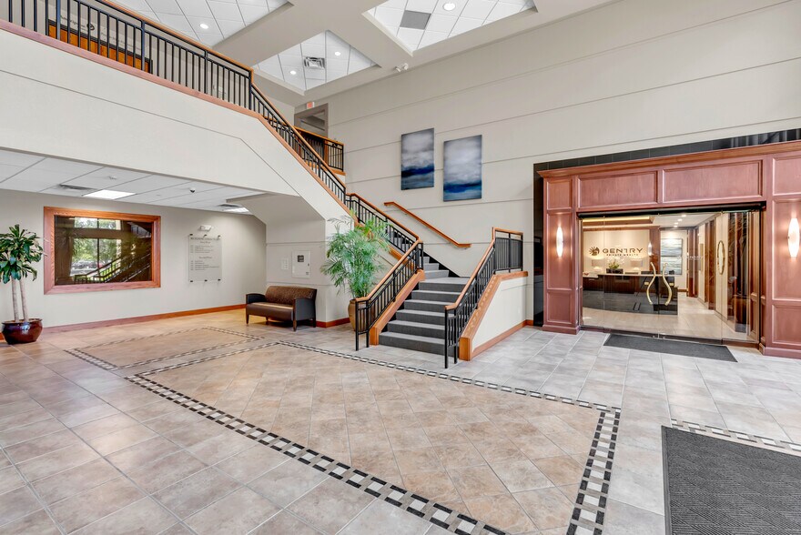 8415 E 21st St N, Wichita, KS à vendre - Photo du bâtiment - Image 2 de 3