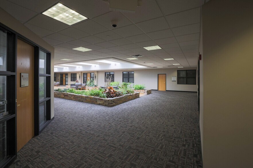 9220 Bass Lake Rd, New Hope, MN à louer - Photo du bâtiment - Image 2 de 40