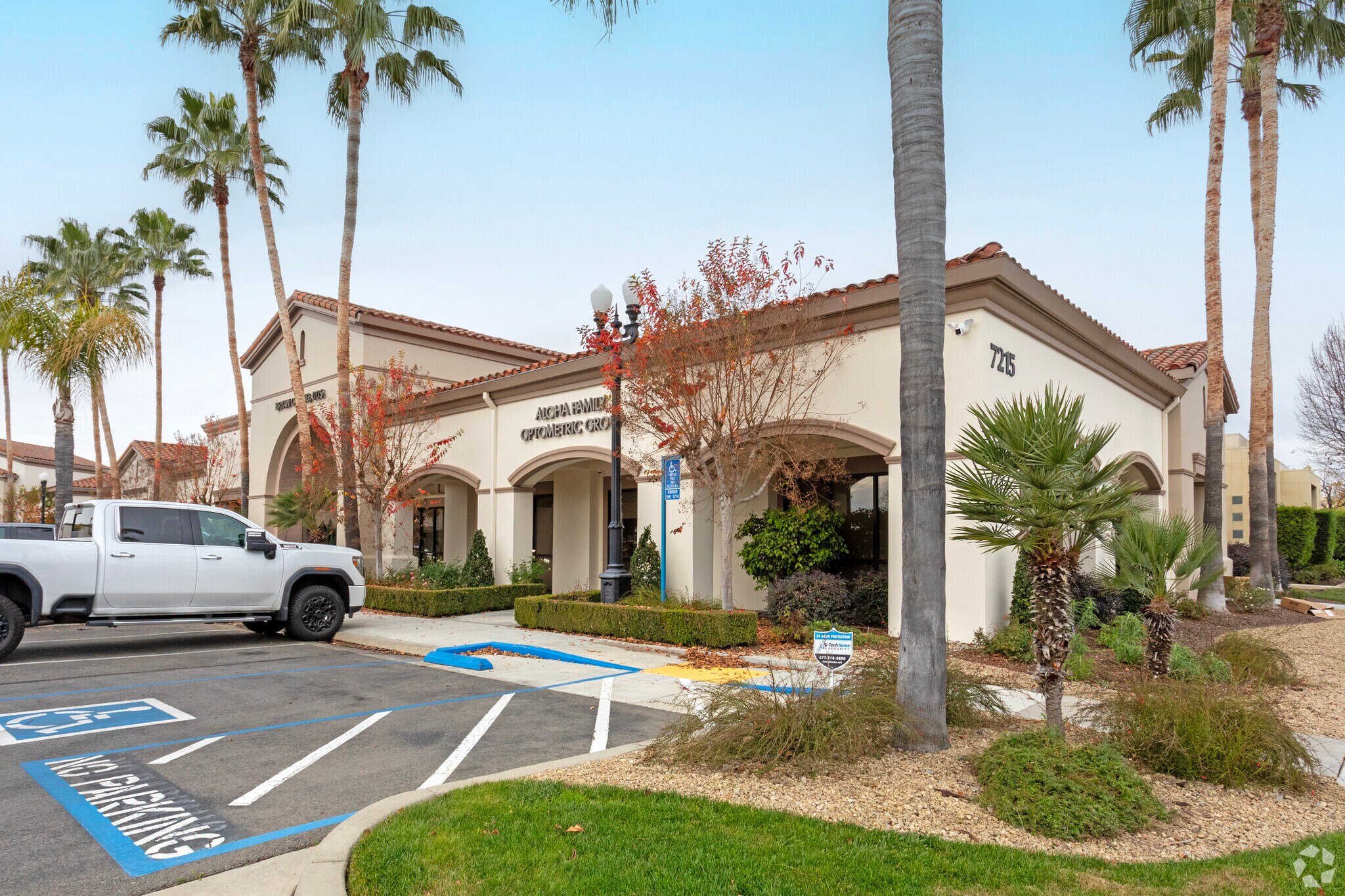 7215 N 1st St, Fresno, CA à louer Photo principale- Image 1 de 4