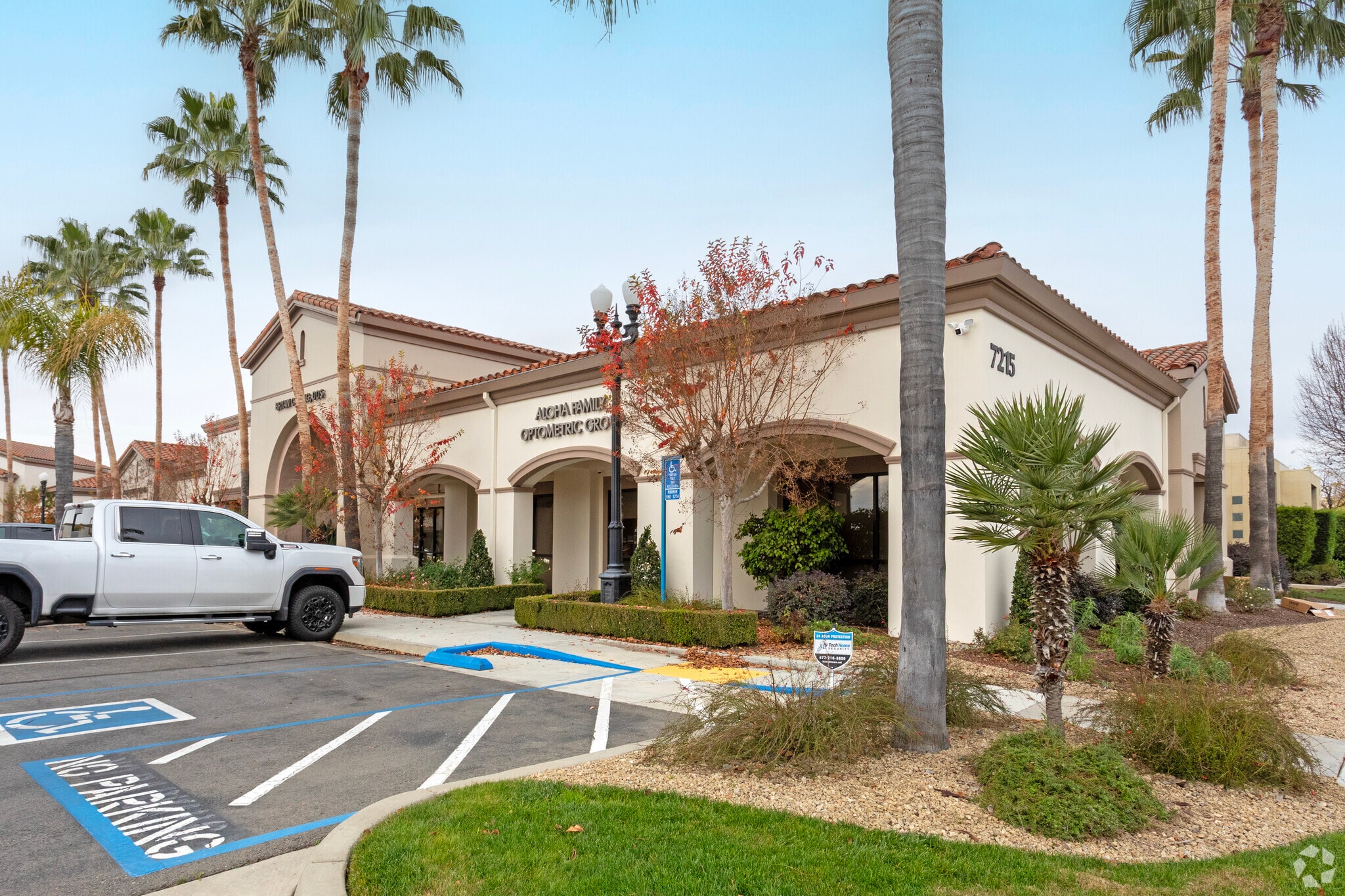 7215 N 1st St, Fresno, CA for lease Primary Photo- Image 1 of 4