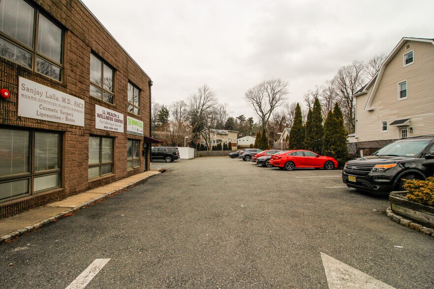 383 Northfield Rd, West Orange, NJ à vendre - Photo du bâtiment - Image 3 de 4